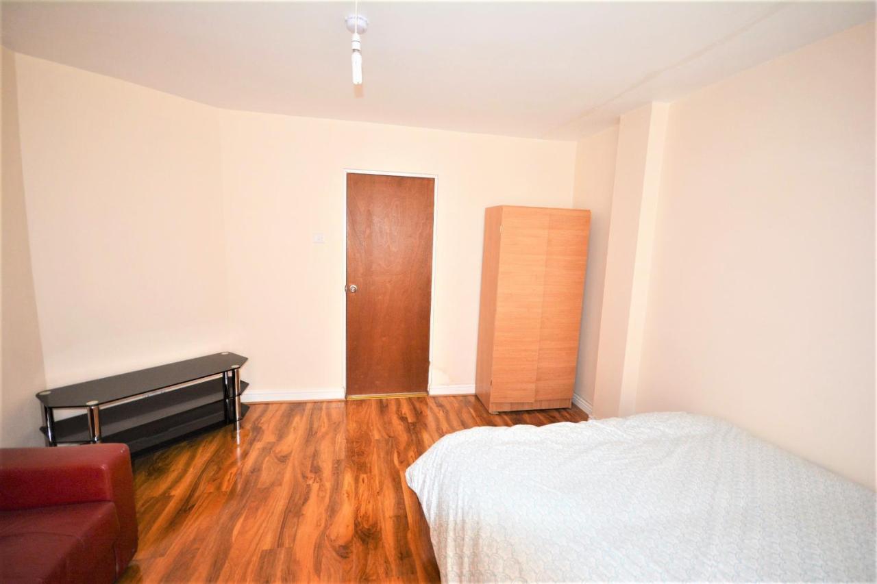 London Deluxe 6 Bedroom House Дагенъм Екстериор снимка
