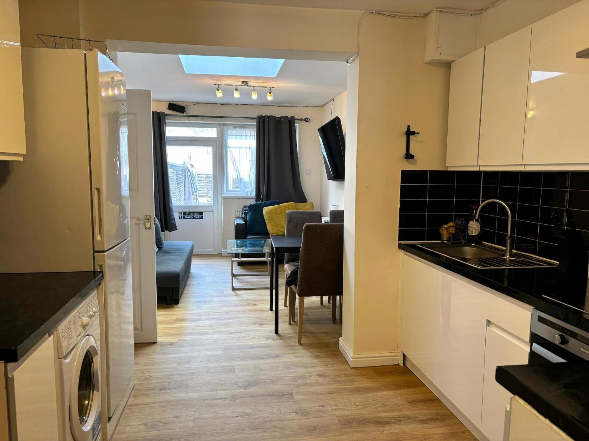 London Deluxe 6 Bedroom House Дагенъм Екстериор снимка