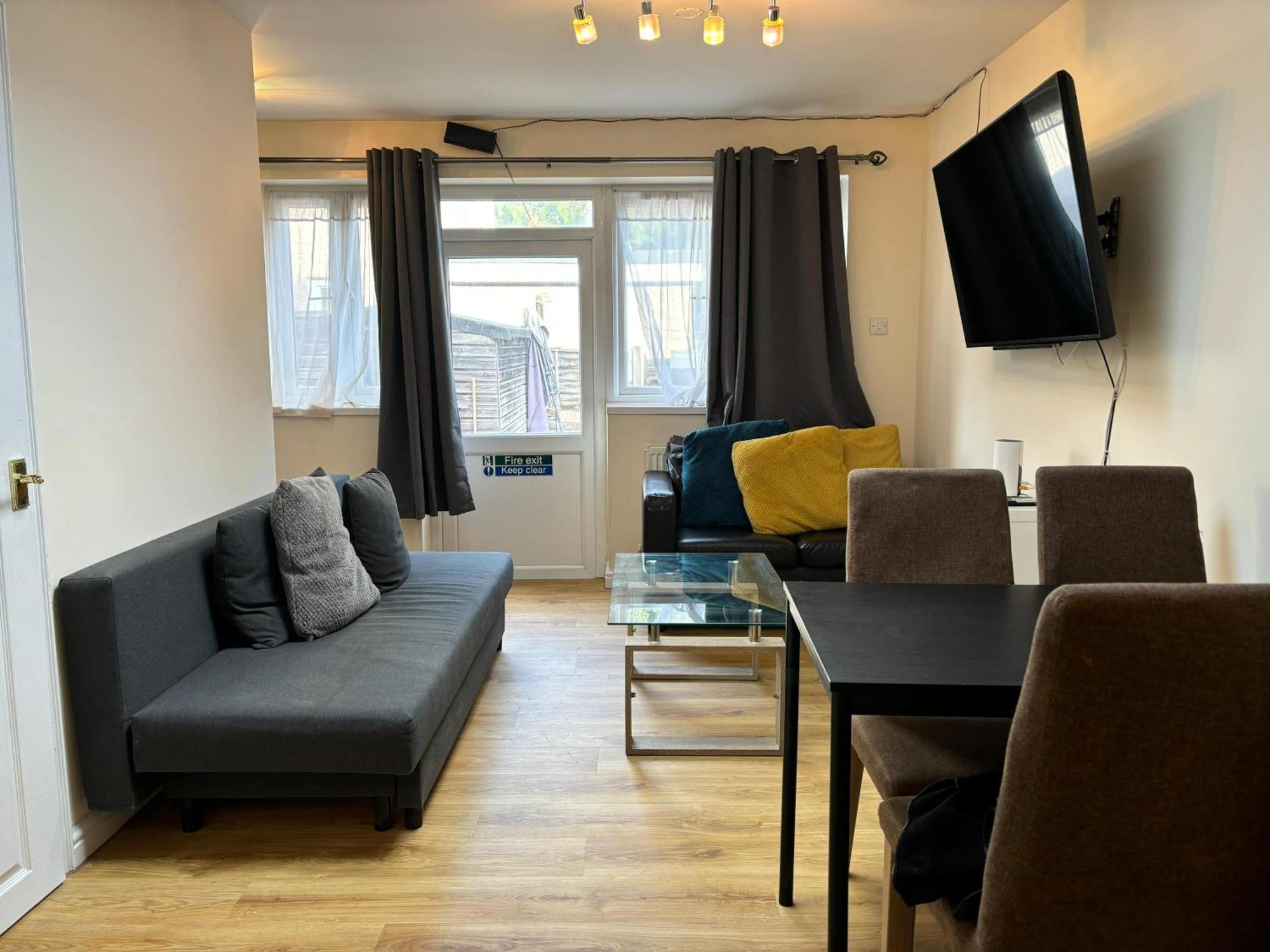 London Deluxe 6 Bedroom House Дагенъм Екстериор снимка
