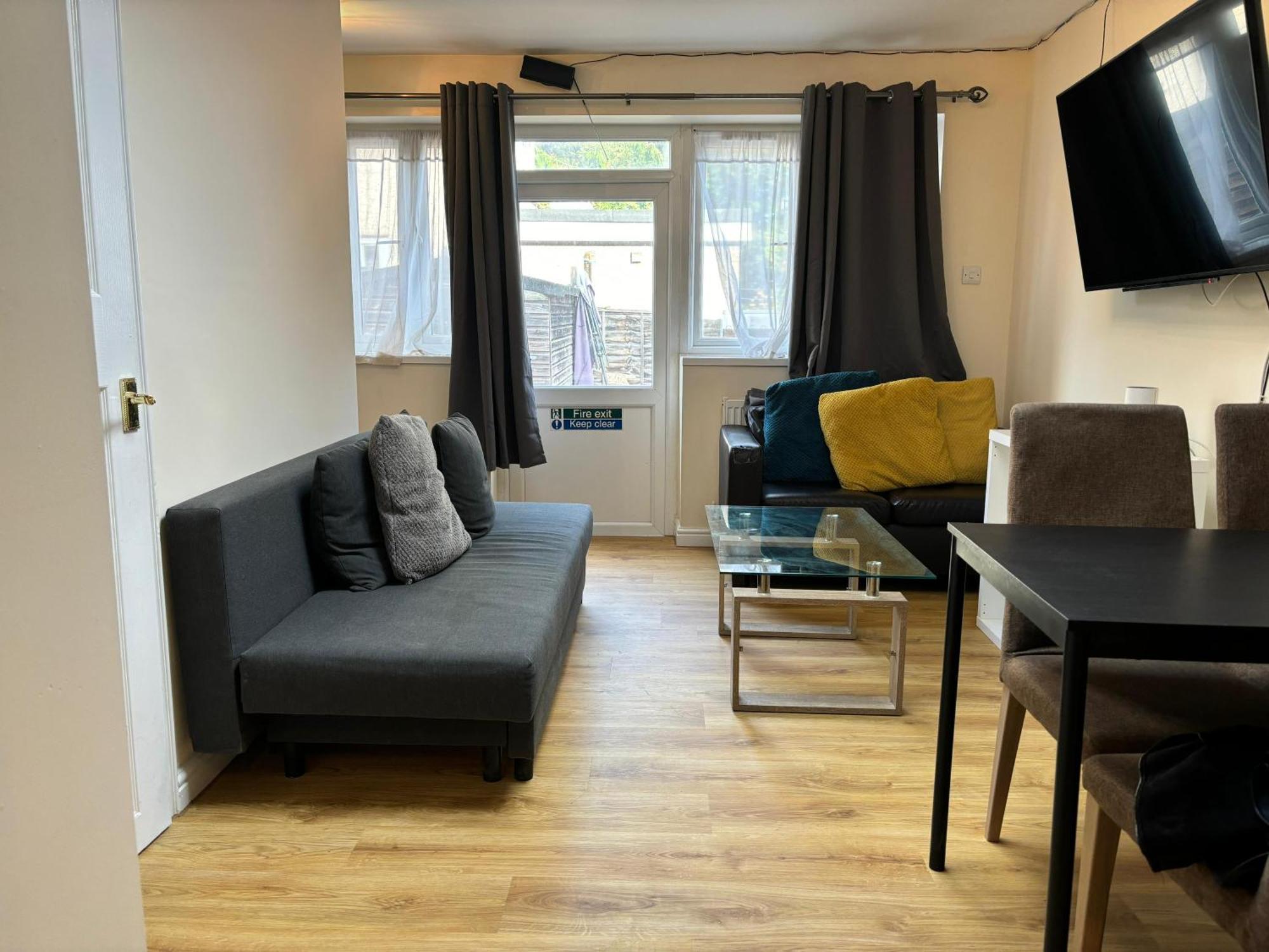 London Deluxe 6 Bedroom House Дагенъм Екстериор снимка